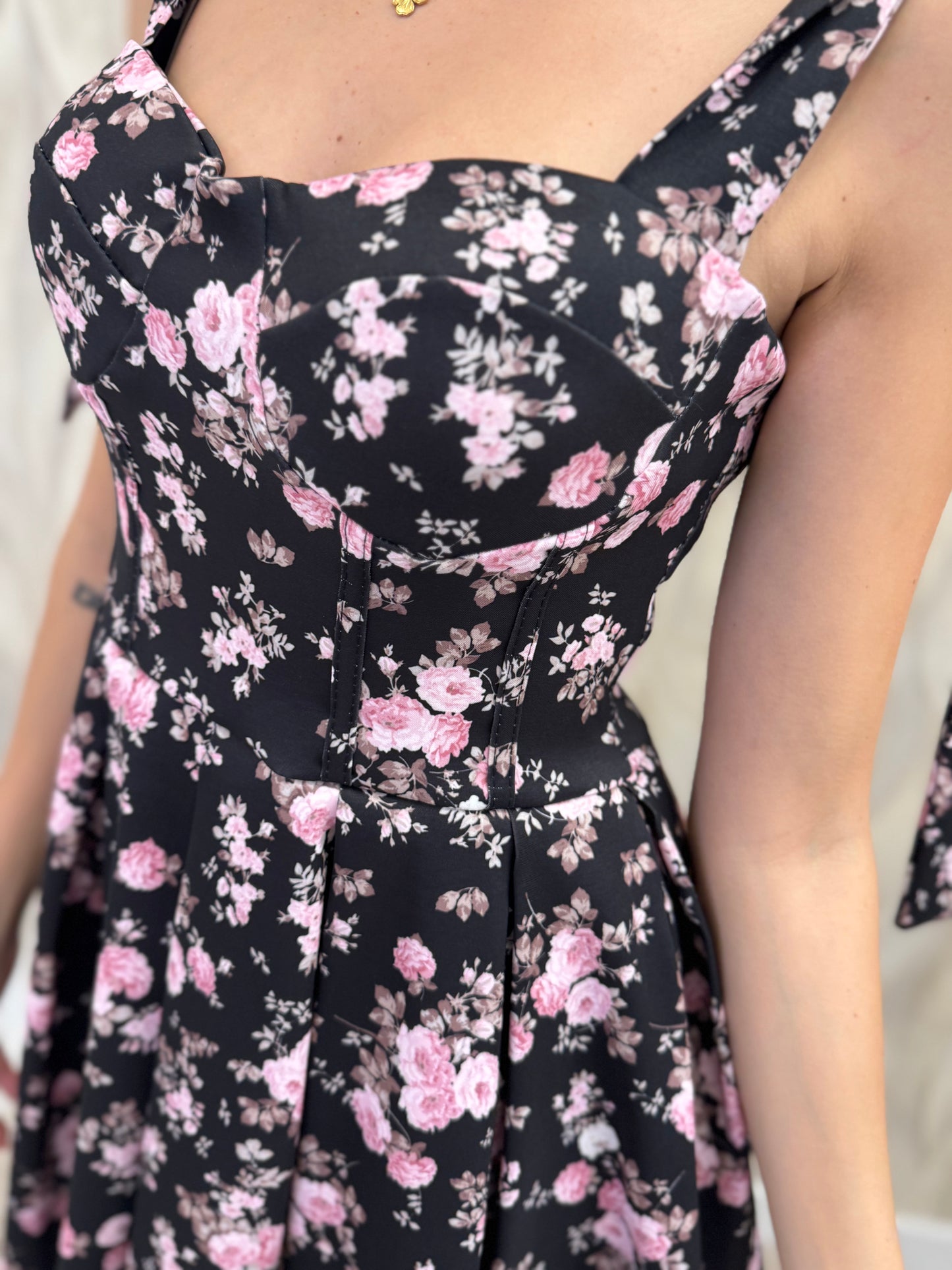 Abito bustier fiocco sulle spalle