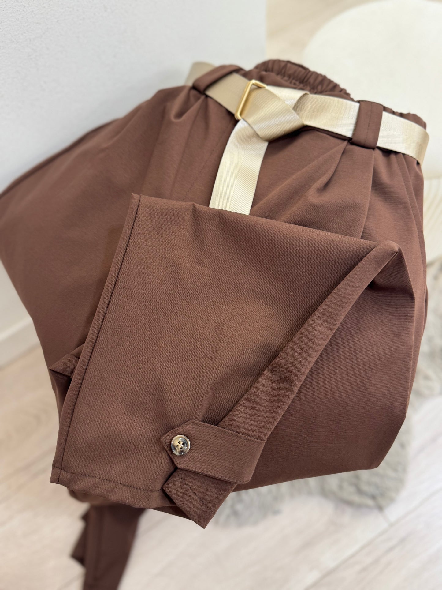 Pantalone carrot con cintura