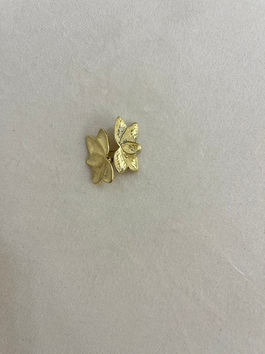 Orecchini a mezzo fiore